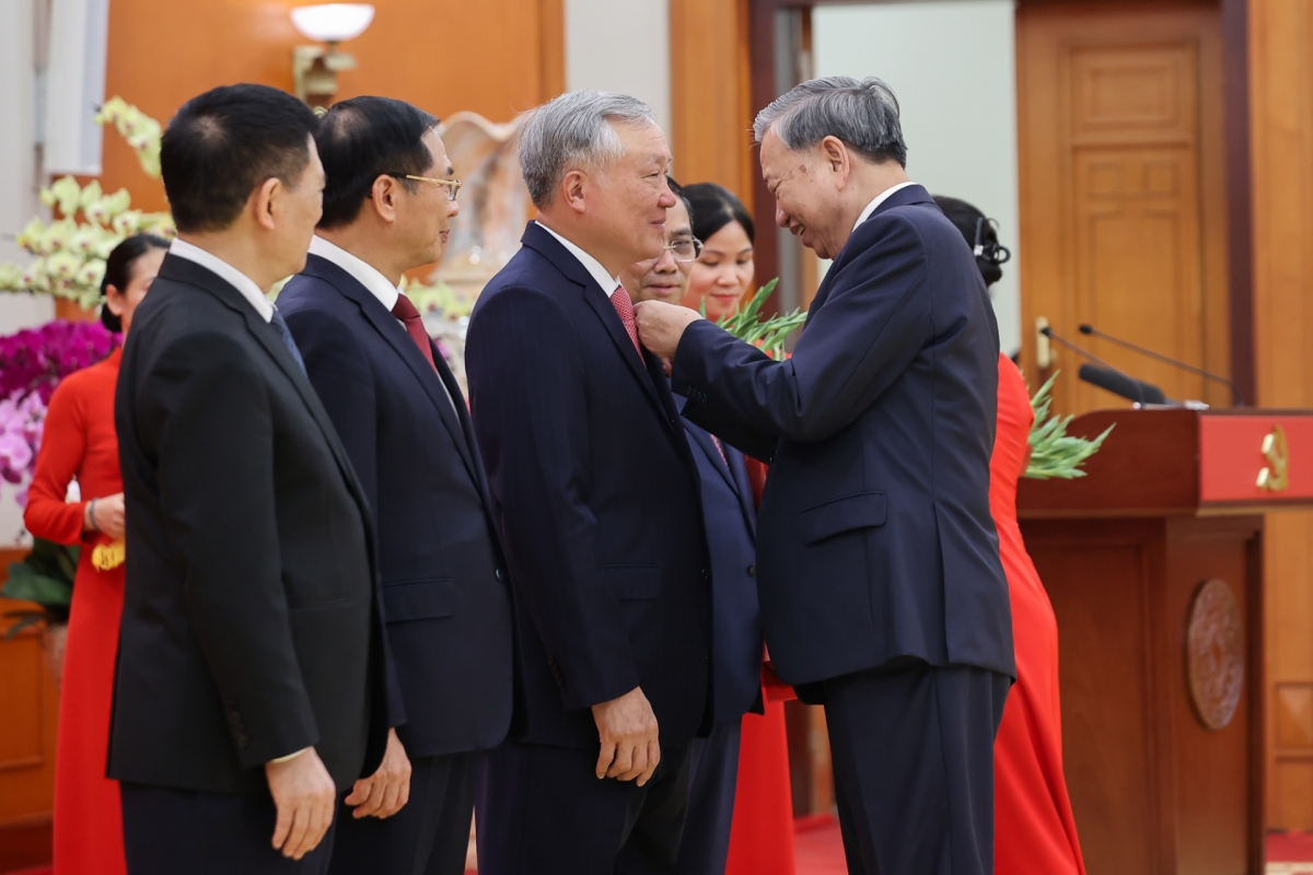 KPV-Generalsekretär To Lam überreicht den Militärverdienstorden erster Klasse und das Parteiabzeichen für 45-jährige Parteimitgliedschaft an Vizepremierminister Nguyen Hoa Binh. (Foto: VGP/Nhat Bac)