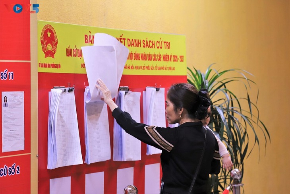 ประชาชนติดตามและศึกษาข้อมูลจากกระดานประกาศรายชื่อผู้มีสิทธิเลือกตั้ง เพื่อเตรียมการสำหรับการเลือกตั้งสมาชิกสภาแห่งชาติสมัยที่ 16 และสมาชิกสภาประชาชนทุกระดับ วาระปี 2026–2031 ในกรุงฮานอย