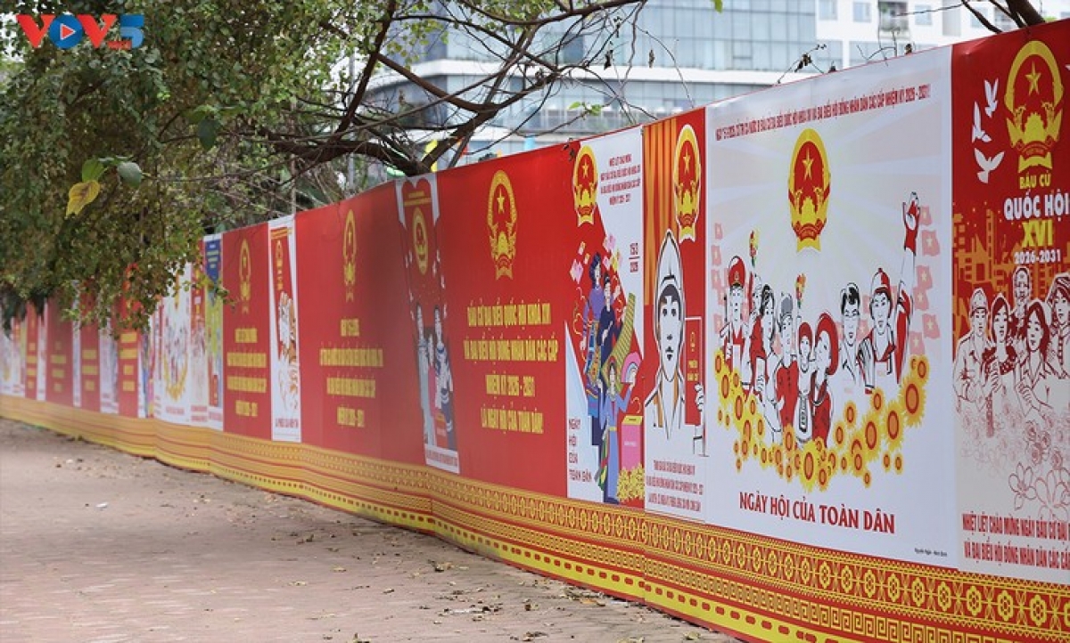 การประดับตกแต่งด้วยธง ดอกไม้ และคำขวัญ ไม่เพียงช่วยเพิ่มความสวยงามให้กับภูมิทัศน์เมืองเท่านั้น แต่ยังสะท้อนถึงจิตสำนึกทางการเมืองและความรับผิดชอบของประชาชนในเมืองหลวงต่อวันมหกรรมสำคัญของประเทศ