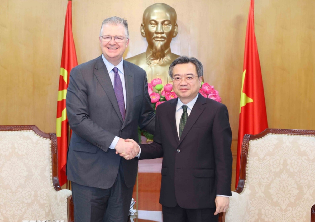 Der Leiter des Komitees für Politik und Strategie des Partei-Zentralkomitees, Nguyen Thanh Nghi empfängt Daniel J. Kritenbrink, Vorstandsmitglied der Asia Group (TAG). (Foto: ​​​​Phuong Hoa/VNA)