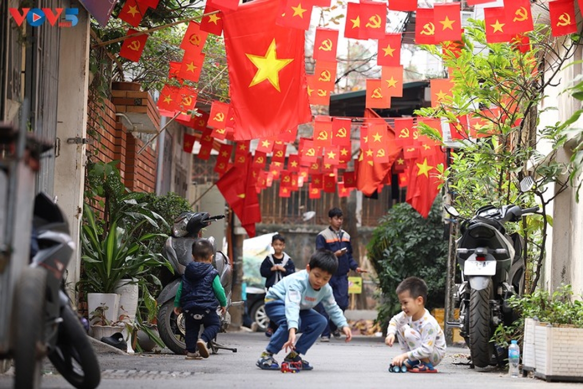 …ไปจนถึงตรอกซอกซอยต่าง ๆ สร้างบรรยากาศที่สง่างามและสดใสของกรุงฮานอย