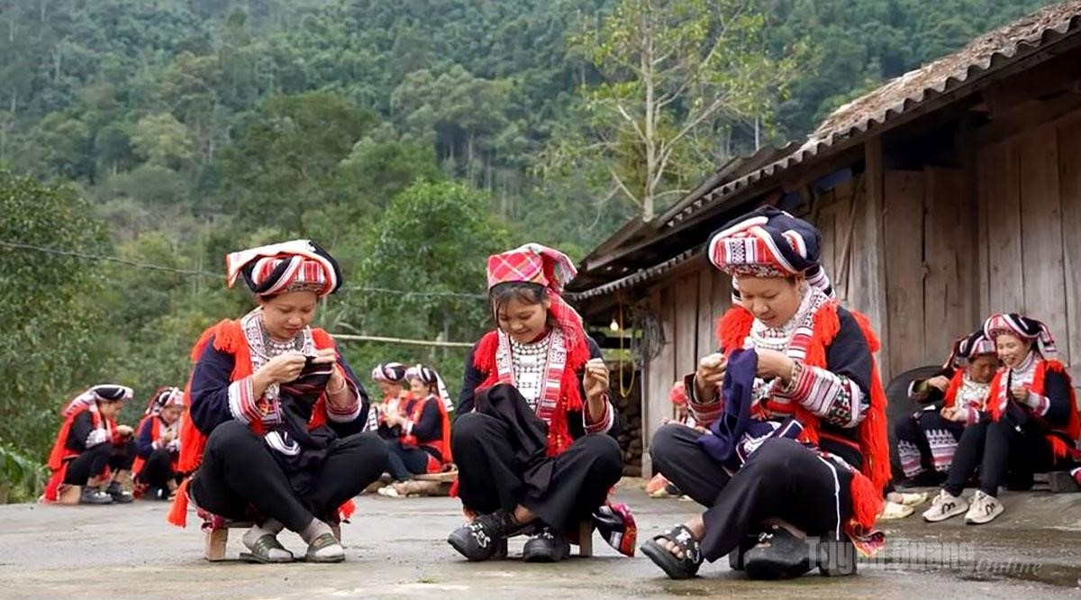 Perempuan etnis Dao Merah menyulam busana tradisional (Foto:<a href="http://baotuyenquang.com.vn/" target="_blank">baotuyenquang.com.vn</a>)