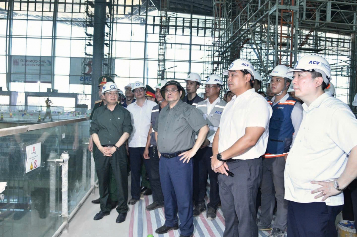 លោកនាយករដ្ឋមន្ត្រីត្រួតពិនិត្យវឌ្ឍនភាពនៃការងារសំខាន់ៗនៅគម្រោងអាកាសយានដ្ឋានអន្តរជាតិ Long Thanh។ (រូបថត៖ VOV)