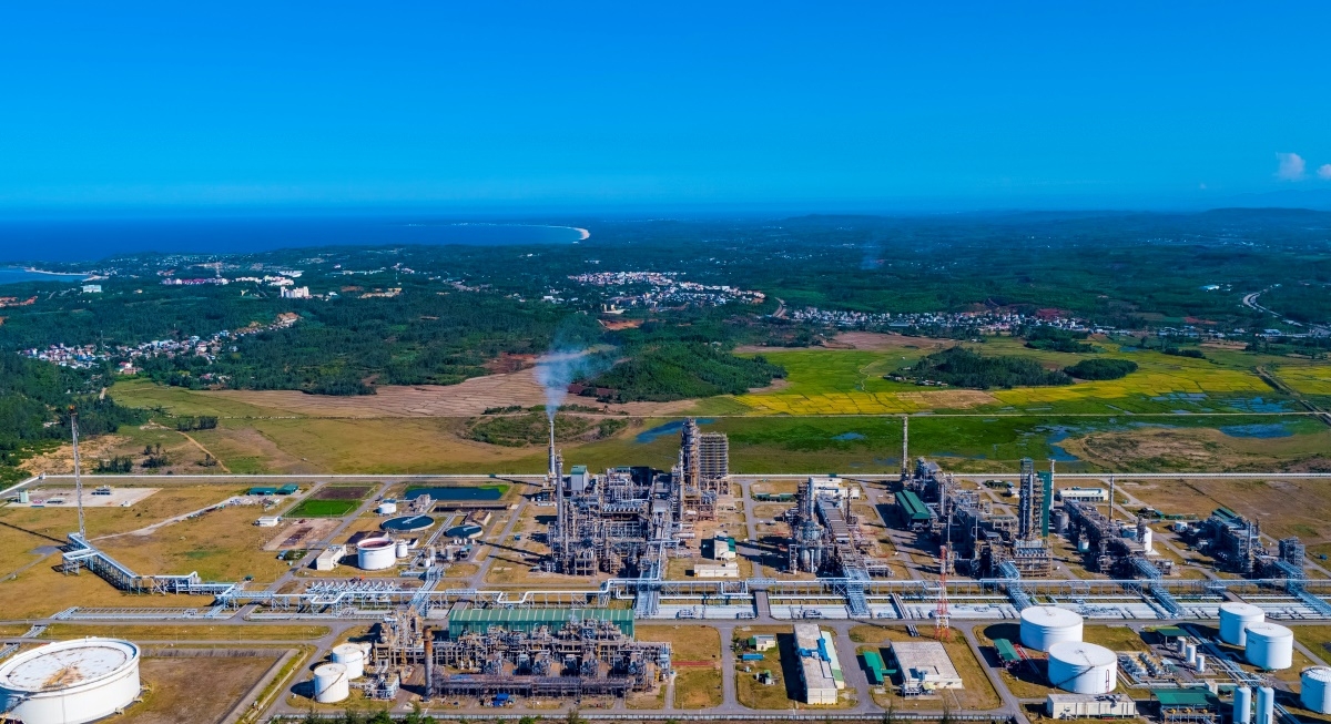 Акционерная компания по нефтепереработке и нефтехимии «Биньшон» обеспечивает безопасную эксплуатацию и поддерживает стабильную и эффективную производственную деятельность НПЗ «Зунг Куат». Фото: VGP