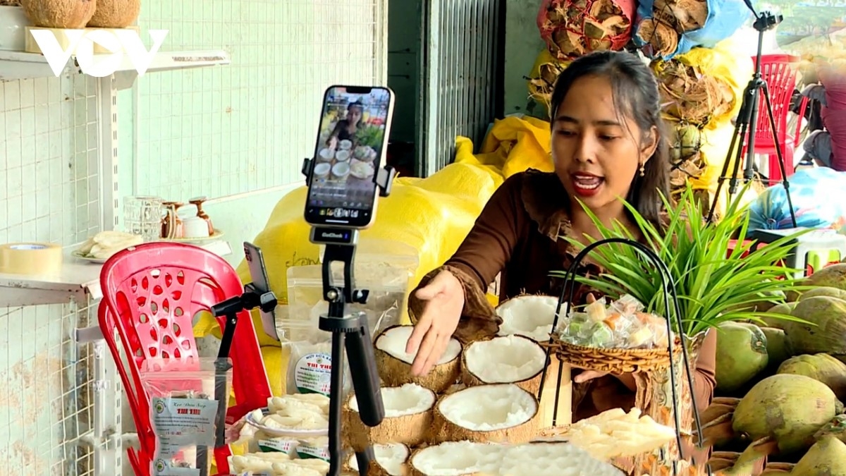 石氏莺正在直播售卖蜡椰子