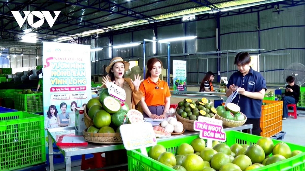 永隆的年轻人通过网络平台展示当地产品