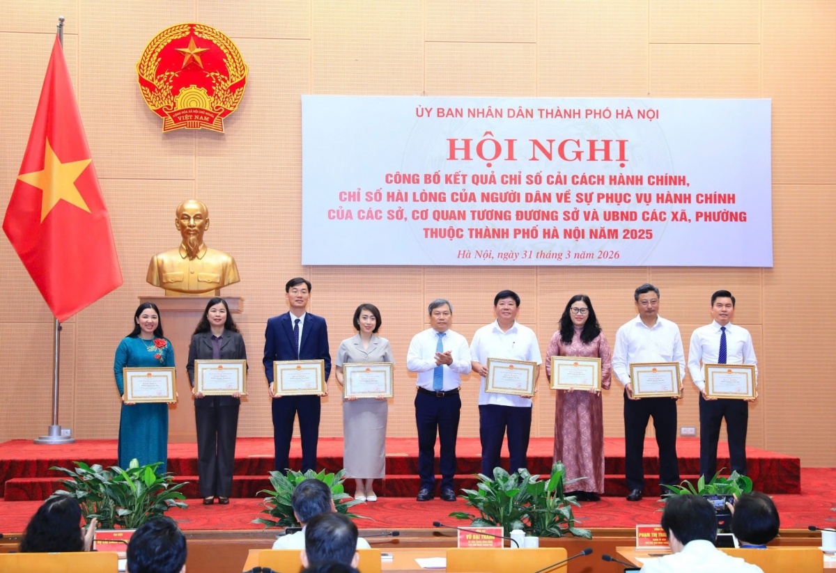 Überblick über die Auszeichnungsverleihung auf der Konferenz. (Foto: Huy Nam/VOV1)