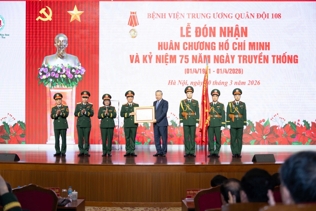 លោកអគ្គលេខាបក្ស តូ ឡឹម លេខាគណៈកម្មាធិការយោធាមជ្ឈិម ប្រគល់គ្រឿងឥស្សរិយយសហូជីមិញដល់មន្ទីរពេទ្យយោធាមជ្ឈិមលេខ ១០៨។ (រូបថត៖ VOV)