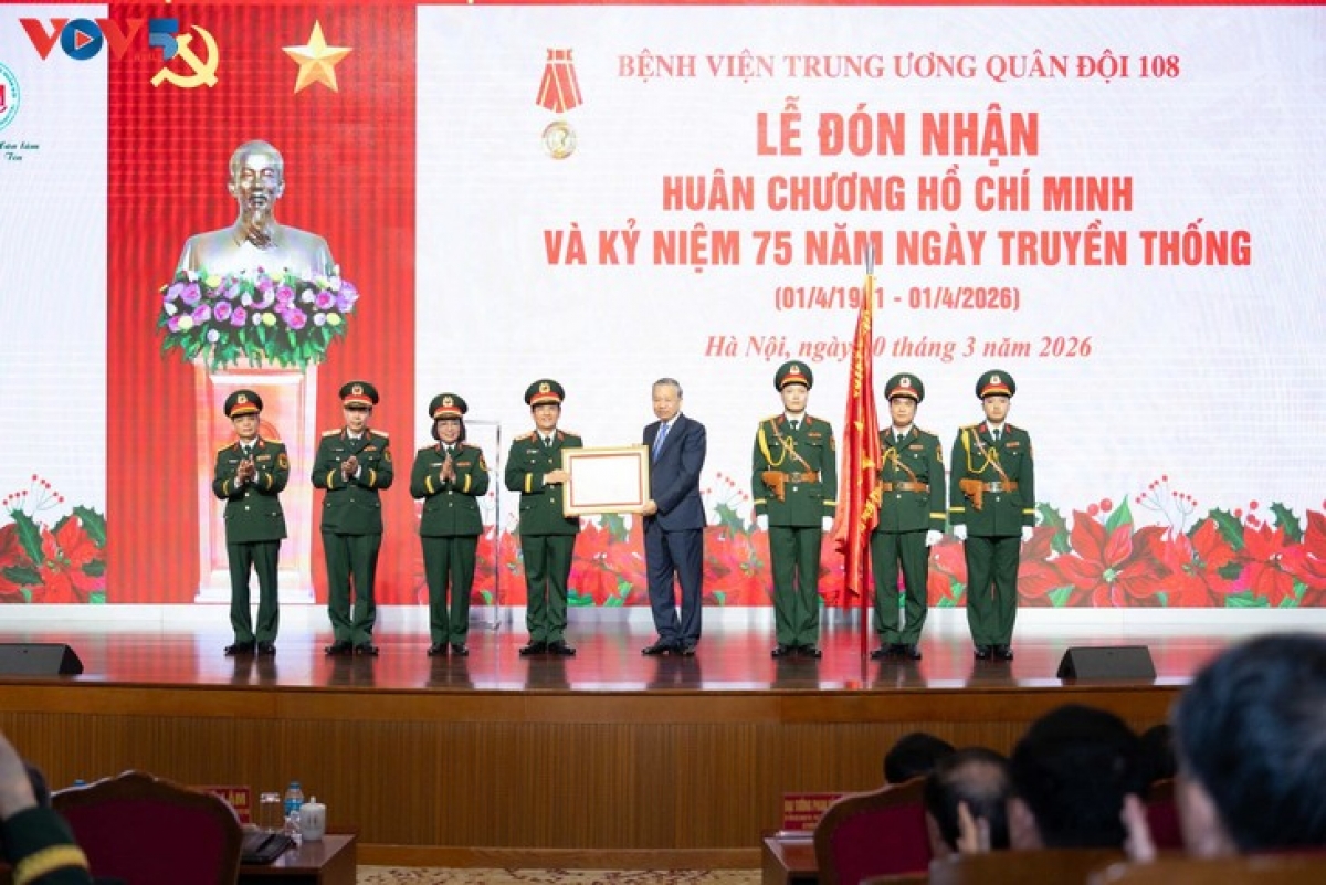 Sekjen To Lam menyerahkan Bintang Ho Chi Minh kepada Rumah Sakit Pusat Tentara 108 (Foto: VOV)
