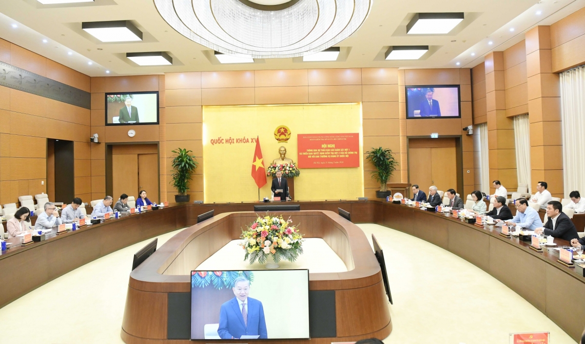 Réunion consacrée au contrôle du Bureau politique sur l’instance dirigeante du Parti au sein de l’Assemblée nationale. Photo: Van Hieu/VOV1