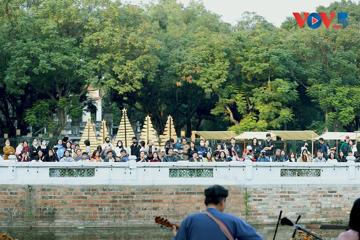 ຮອດຍາມຕອນແລງຂອງວັນອາທິດ, ເຂດ ໂຮ່ວັນ ນີ້ພັດໄດ້ກາຍເປັນຈຸດນັດພົບດ້ານວັດທະນະທຳ, ແຫ່ງທີ່ບັນດານັກສິລະປິນຂອງສູນສິລະປະມູນເຊື້ອ UNESCO ແນະນຳບັນດາຮູບແບບສິລະປະພື້ນເມືອງທີ່ເປັນເອກະລັກສະເພາະຂອງ ຫວຽດນາມ ເຖິງມະຫາຊົນ.