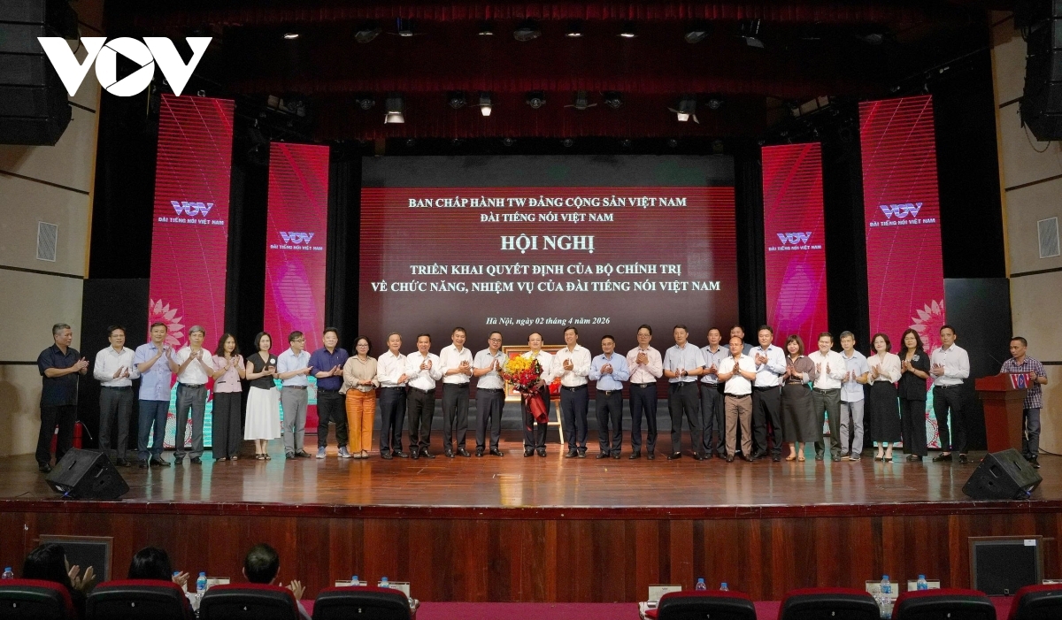 Para delegasi memberikan bunga ucapan selamat kepada Dirjen Do Tien Sy (Foto: Cao Thang/VOV)