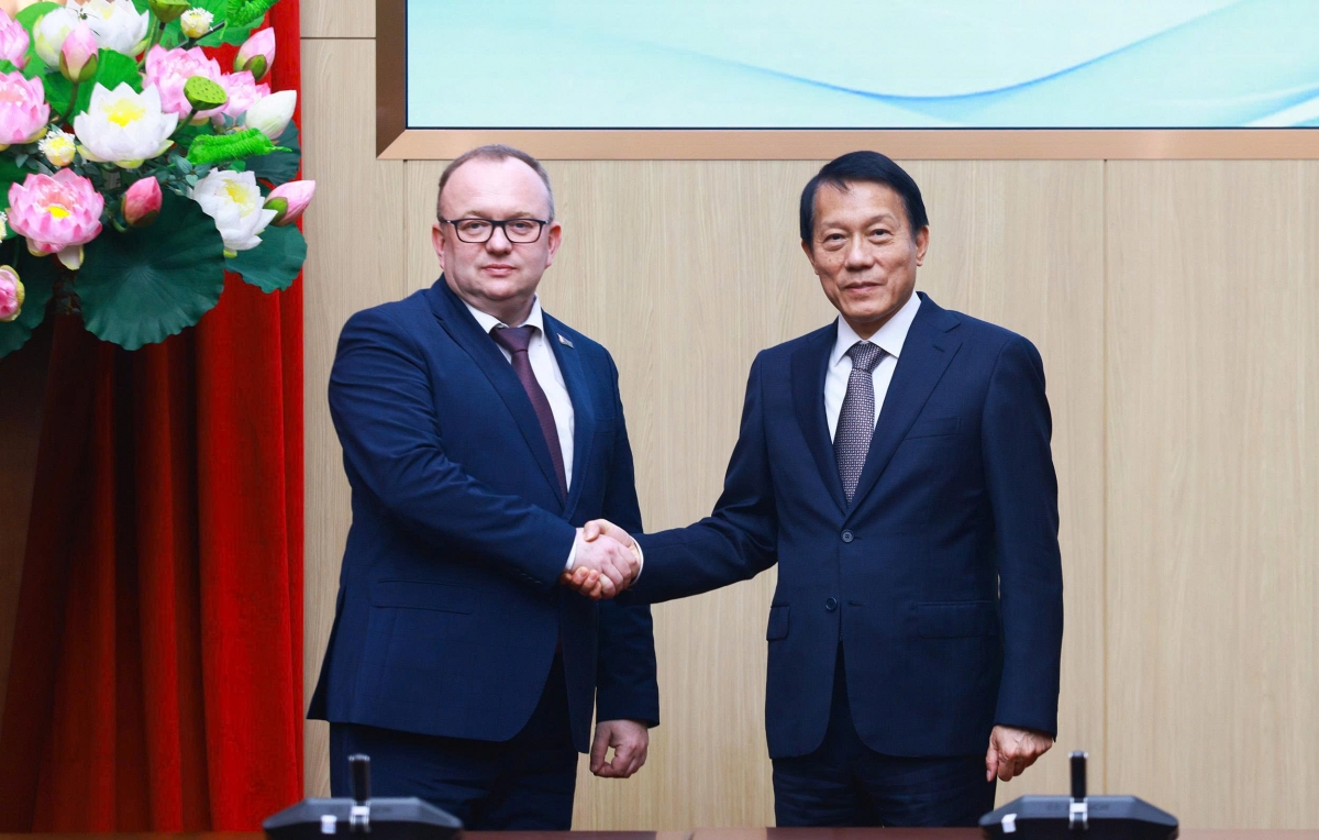 Der Minister für öffentliche Sicherheit, Luong Tam Quang (r.) und der Vorsitzende des belarussischen Komitees für gerichtliche Begutachtung, Wolkow Alexej Alexandrowitsch. (Foto: Viet Cuong/VOV)