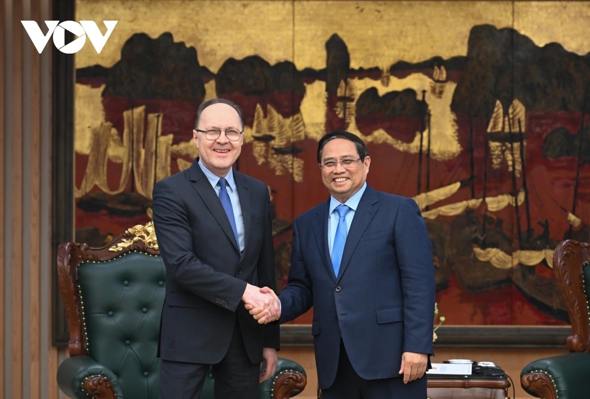 Le Premier ministre Pham Minh Chinh et l'ambassadeur russe, Gennady Bezdetko. Photo: Lai Hoa/VOV