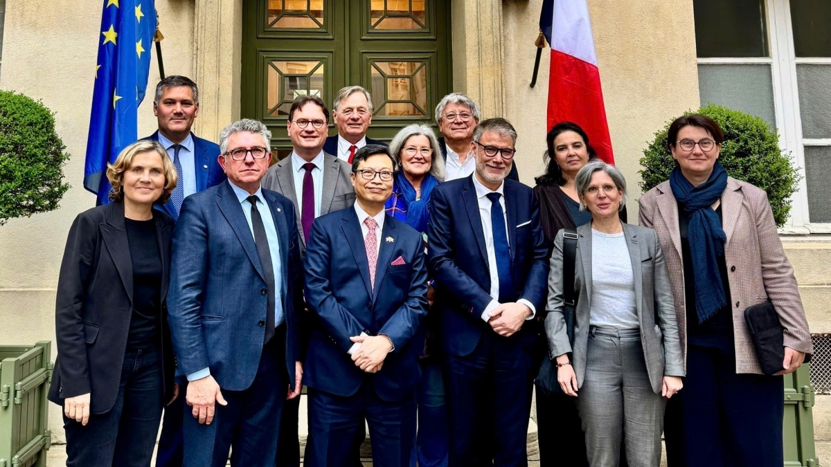 
Đại sứ Việt Nam Trịnh Đức Hải và Chủ tịch Nhóm Nghị sĩ hữu nghị Pháp - Việt Nam Michel Criaud (hàng đầu, thứ ba từ phái sang). Ảnh: TTXVN
 