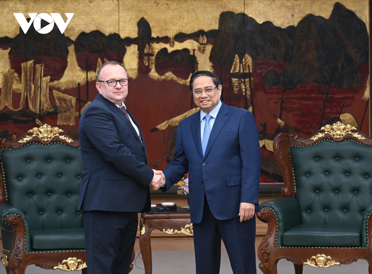 Премьер-министр Фам Минь Тинь (справа) принимает председателя Государственного комитета судебных экспертиз Республики Беларусь Алексея Волкова