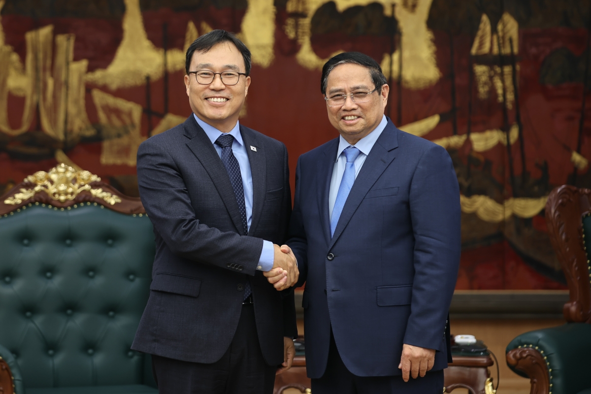 Le Premier ministre Pham Minh Chinh (à droite) et l'ambassadeur sud-coréen, Choi Young Sam. Photo: Lai Hoa/VOV