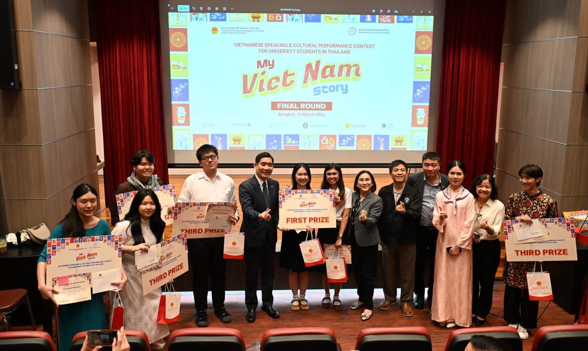 Duta Besar Pham Viet Hung memfoto bersama para kontestan (Foto: VOV)
