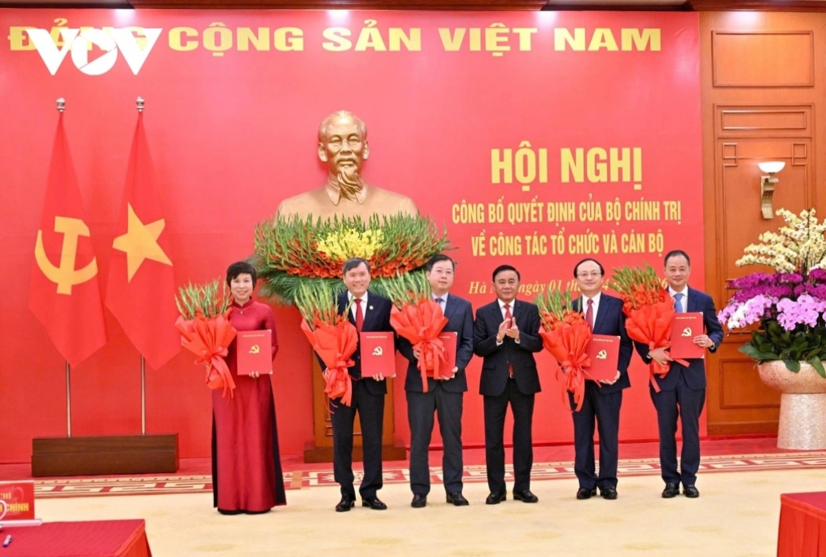 Permanent Member of the Party Central Committee's Secretariat Tran Cam Tu presents decisions and flowers to the leaders of 5 agencies. (Photo: VOV)