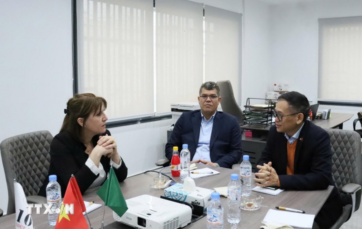 Đại sứ Việt Nam tại Algeria Trần Quốc Khánh trao đổi với đại diện Công ty NTH Agro về tiềm năng hợp tác với các doanh nghiệp xuất khẩu nông sản của Việt Nam. Ảnh: Mạnh Hùng/TTXVN