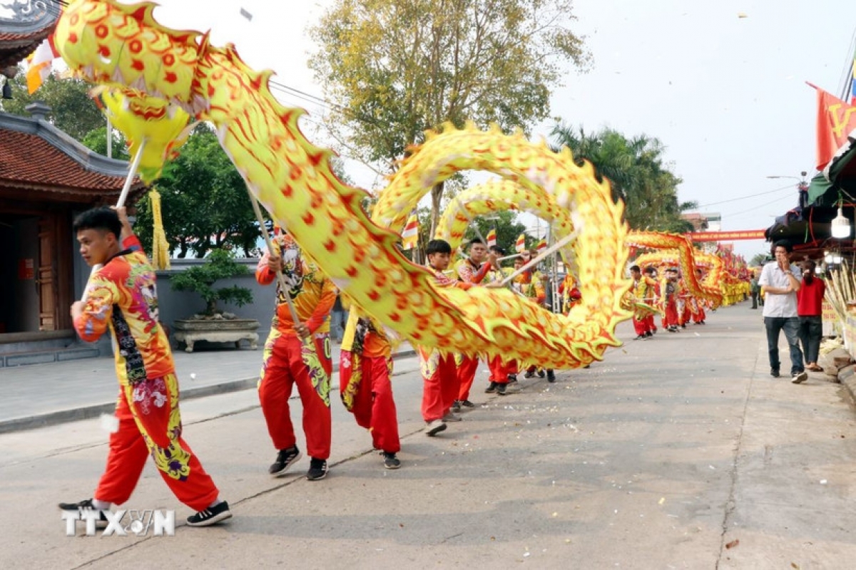 잠(Giám) 사원에서 거행된 물 행렬 의례 (사진: 마인 뚜/ 베트남 통신사)