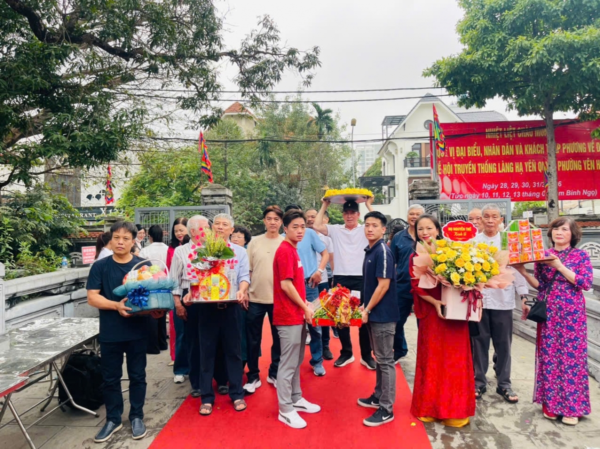 하옌꾸옛 서낭당에서 제물을 올리는 주민들