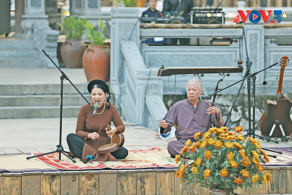 … ແລະຍັງມີທັງບັນດານັກສິລະປີນໄດ້ໄປພ້ອມກັບດົນຕີມາເປັນເວລາດົນນານ.