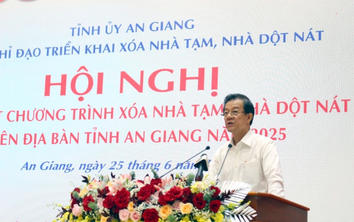 Le Hong Quang, Secretary of the An Giang provincial Party Committee and head of the program’s Steering Committee, speaks at the review conference on eliminating substandard housing in the locality in 2025.(Photo: Luc Tung/laodong.vn)