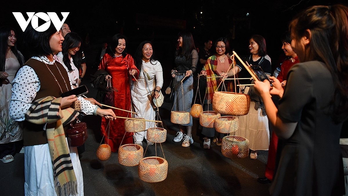 ភ្ញៀវទេសចរ កាន់ចង្កៀងគោមធ្វើដំណើរទៅកាន់វិហារខាងលើ ជាកន្លែងគោរពបូជាស្តេចហ៊ុងនៅភ្នំងៀលីញ។ (រូបថត៖ Thu Vu/VOV)