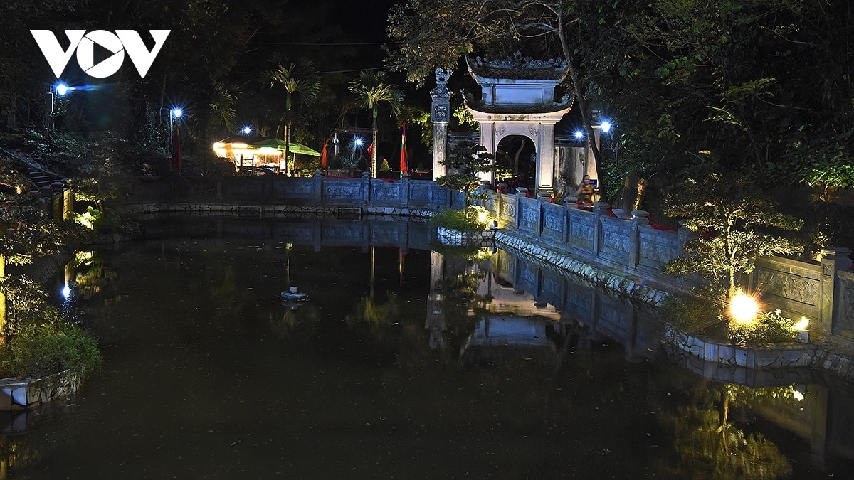 ដំណើរកម្សាន្តពេលរាត្រីនៅវិហារស្ដេចហ៊ុន គឺជាផលិតផលទេសចរណ៍ខាងវិញ្ញាណដ៏ពិសេសមួយដែលមានគោលបំណងពង្រីក និងផ្សព្វផ្សាយជំនឿគោរពបូជាស្តេចហ៊ុងនៅខេត្ត Phu Tho។ (រូបថត៖ VOV)