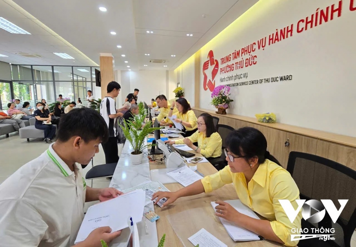 Nhiều thủ tục hành chính được giải quyết tại Trung tâm Phục vụ Hành chính công phường Thủ Đức, TP. Hồ Chí Minh. Ảnh: vovgiaothong.vn