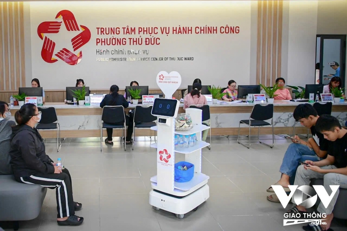 Robot hỗ trợ người dân làm thủ tục hành chính công tại phường Thủ Đức, TP. Hồ Chí Minh. Ảnh: vovgiaothong.vn