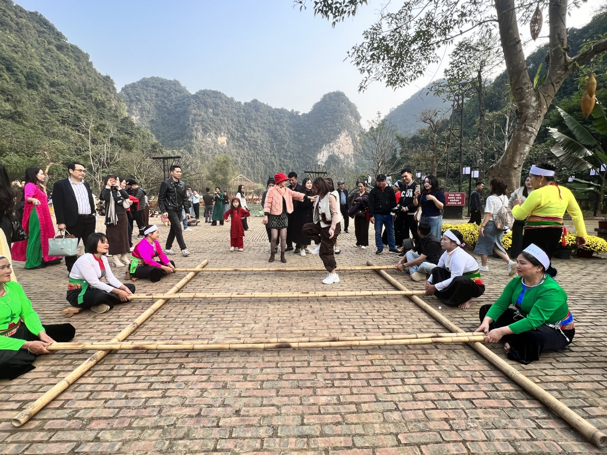 Du khách trải nghiệm văn hóa truyền thống người Mường tại Thung Ui, tỉnh Ninh Bình. Ảnh Thế Hùng