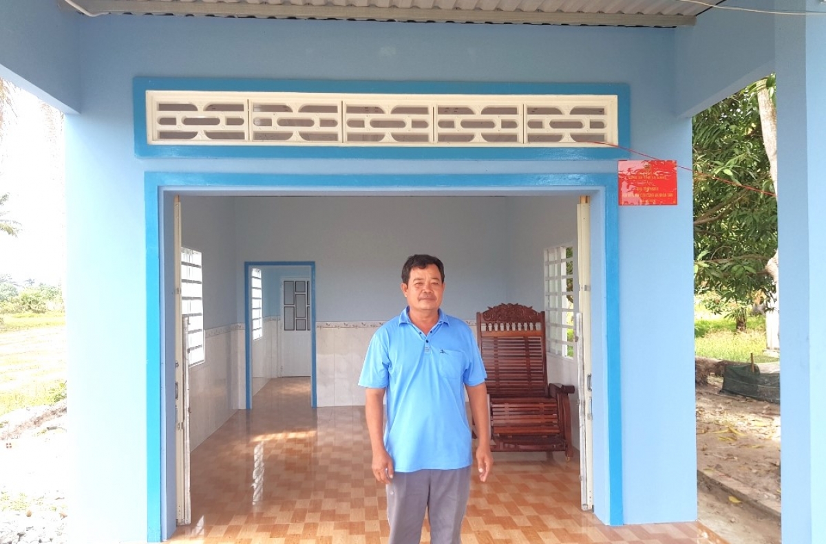 Châu Liêt devant sa maison offerte par l’État. Photo: Ngoc Anh/VOV5