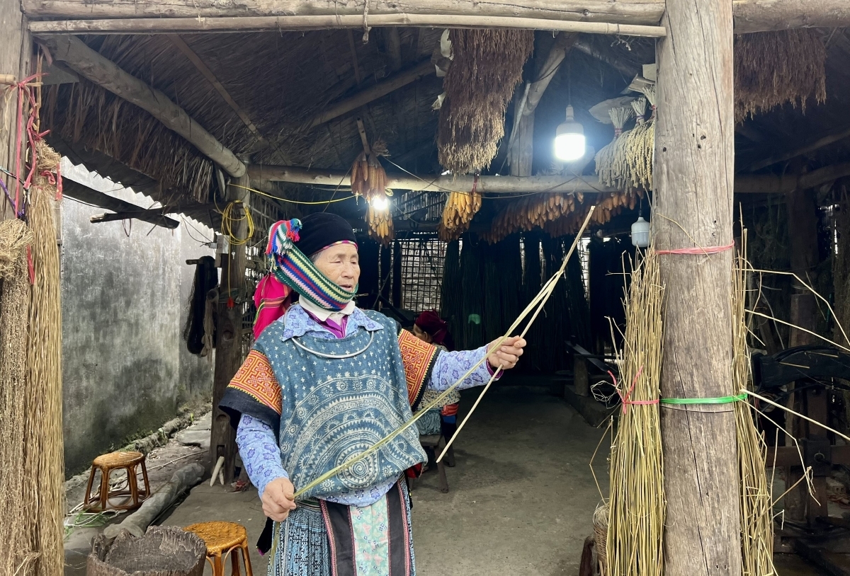 การทำผ้าลินิน มีกว่า 40 ขั้นตอน โดยทุกขั้นตอนต้องทำด้วยมือตั้งแต่การเก็บต้นลินิน ปอกเปลือก แล้วปั่นเป็นเส้นด้าย ต้มเส้นด้ายในน้ำขี้เถ้าและขี้ผึ้ง ย้อมครามวาดขี้ผึ้งและเย็บปักถักร้อย