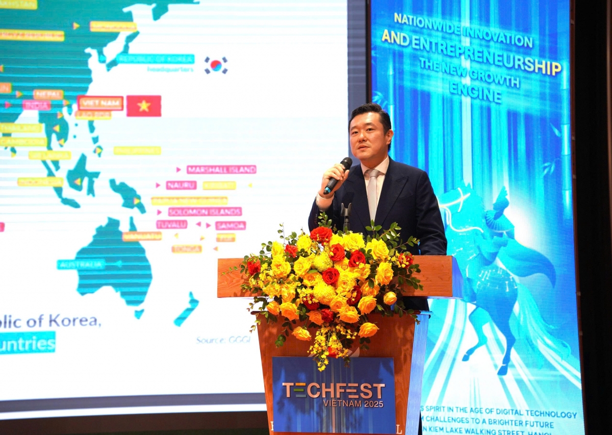  Ông Juhern Kim, Trưởng Đại diện quốc gia, Viện Tăng trưởng xanh toàn cầu GGGI tại Việt Nam, phát biểu tại TechFest 2025, tháng 12 năm 2025.