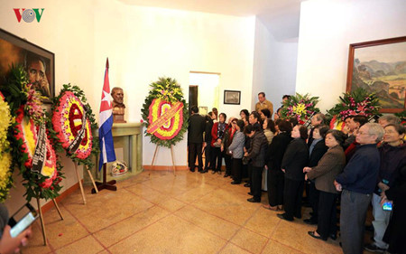 ผนำและประชาชนเวยดนามรวมไวอาลยทาน ฟเดล คาสโตร ผนำควบา ณ กรงฮานอย hinh 16