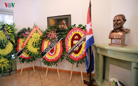 ผนำและประชาชนเวยดนามรวมไวอาลยทาน ฟเดล คาสโตร ผนำควบา ณ กรงฮานอย hinh 17