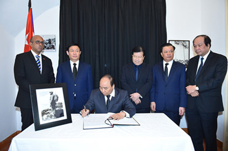 ผนำและประชาชนเวยดนามรวมไวอาลยทาน ฟเดล คาสโตร ผนำควบา ณ กรงฮานอย hinh 3