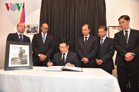 ผนำและประชาชนเวยดนามรวมไวอาลยทาน ฟเดล คาสโตร ผนำควบา ณ กรงฮานอย hinh 4