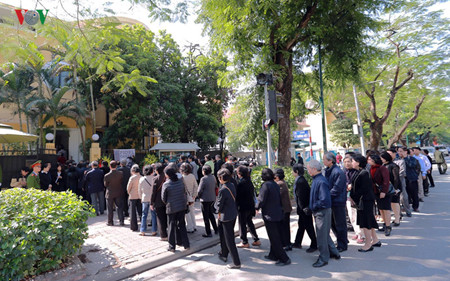 ผนำและประชาชนเวยดนามรวมไวอาลยทาน ฟเดล คาสโตร ผนำควบา ณ กรงฮานอย hinh 5