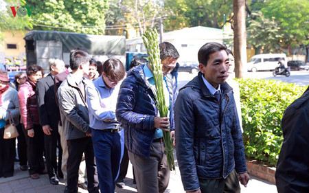 ผนำและประชาชนเวยดนามรวมไวอาลยทาน ฟเดล คาสโตร ผนำควบา ณ กรงฮานอย hinh 10
