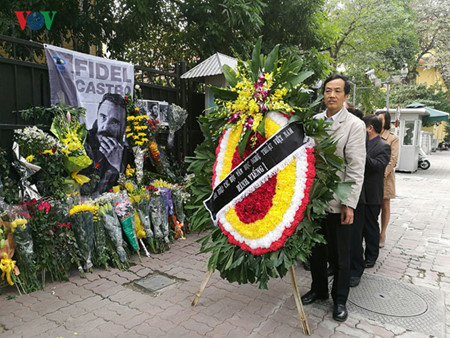 ผนำและประชาชนเวยดนามรวมไวอาลยทาน ฟเดล คาสโตร ผนำควบา ณ กรงฮานอย hinh 14