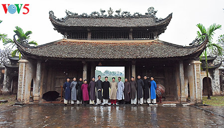 dai su quang ba ve dep ao dai viet trong mua xuan hinh 9