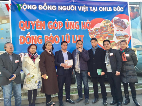 nguoi viet tai duc quyen gop duoc 125 000 euro ung ho ba con vung lu hinh 2